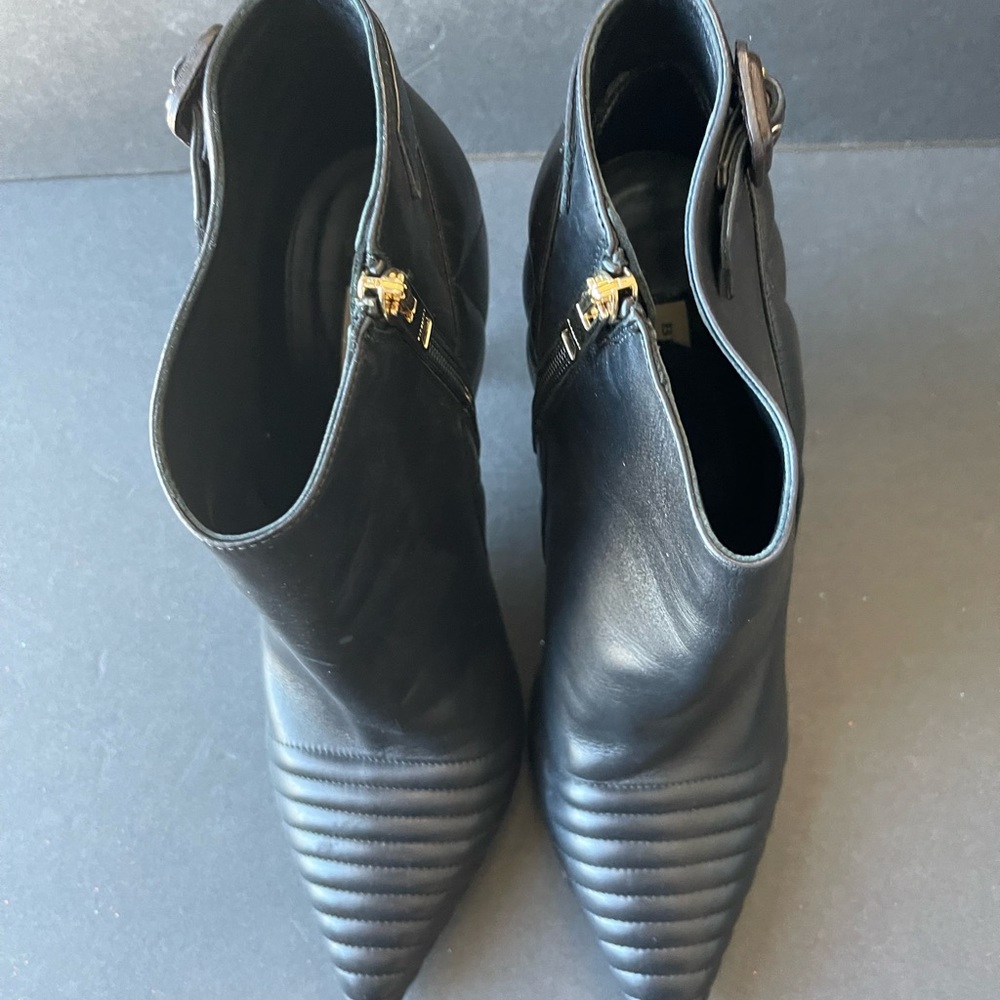 Burberry ladies ancle bots. Size 41. Black